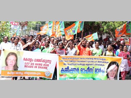 അശ്വതി ജ്വാലയ്ക്കെതിരെ കേസെടുക്കാനുള്ള നീക്കത്തിനെതിരെ കമ്മീഷണർ ഓഫീസ് മാര്‍ച്ച്