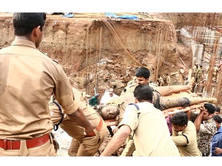 മണ്ണിടിഞ്ഞ് വീണ് മരിച്ച തൊഴിലാളികളുടെ മൃതദേഹം നാട്ടിലേക്ക് കൊണ്ടുപോയി; കെട്ടിടത്തിന്റെ പണി നിര്‍ത്തിവെപ്പിച്ചു