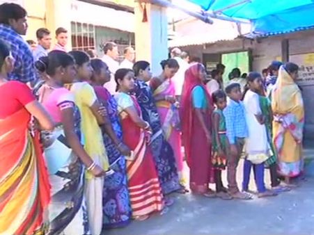 ബംഗാള്‍ കത്തുന്നു.... കൊലക്കത്തിക്കിരയായത് 11 പേര്‍!! ബൂത്ത് പിടിച്ചെടുക്കല്‍, ഭീഷണി!!