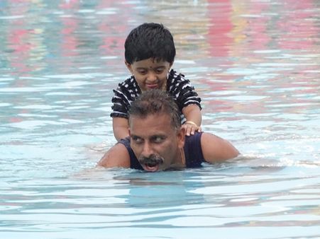 അറുപതിലും നീന്തല്‍ പരിശീലകനായി ഡീവന്‍സ് മാഷ്; ഇതിനകം അഭ്യസിപ്പിച്ചത് പതിനായിരത്തിലധികം പേരെ...