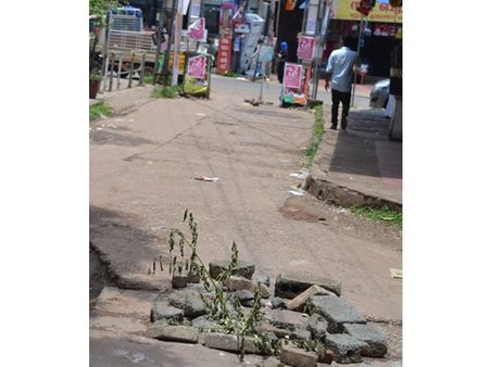 നഗരത്തിൽ നടപ്പാത തകർന്നു, കാൽനടയാത്രയും അപകടത്തിൽ