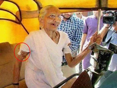 ഓട്ടോയില്‍ മോദിയുടെ അമ്മ.. കൈപിടിച്ചിരിക്കുന്നത് ആരെന്ന് സോഷ്യല്‍ മീഡിയ!!