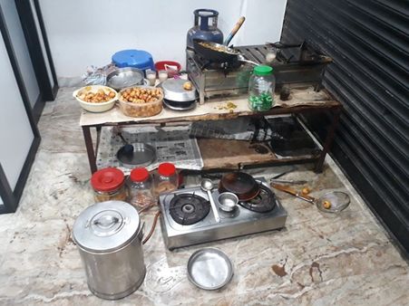 കോഴിക്കോട്ട്‌ സാമൂഹിക ദ്രോഹികള്‍ കട അടിച്ചു തകര്‍ത്തു