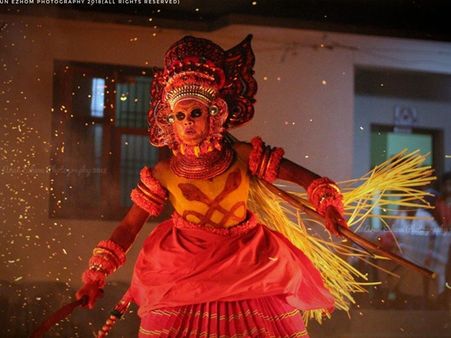 ഭക്തിയുടെ കനല്‍ ചൂടിലേക്ക്! കണ്ണൂരില്‍ കെട്ടിയാടുന്ന കണ്ടനാറ് കേളന്‍ തെയ്യം!