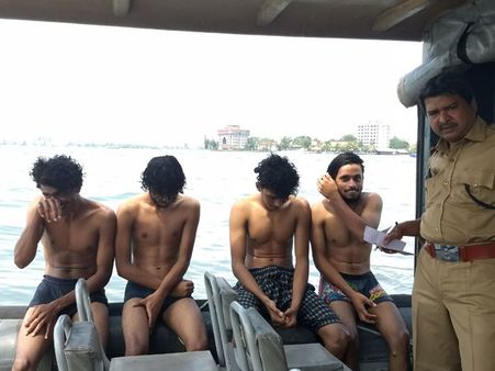 കായലില്‍ ഒഴുക്കില്‍പ്പെട്ട നാല് യുവാക്കളെ രക്ഷപ്പെടുത്തി