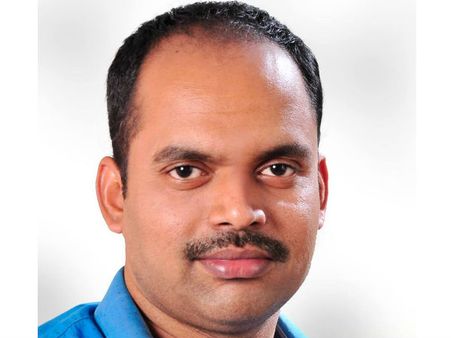 യുവകവി ജിനേഷ് മടപ്പള്ളി തൂങ്ങിമരിച്ച നിലയിൽ; മൃതദേഹം കണ്ടെത്തിയത് ഒഞ്ചിയം സ്കൂളിൽ...