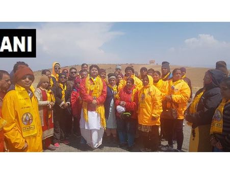 മാനസസരോവര്‍ തടാകത്തില്‍ മുങ്ങാന്‍ അനുവദിച്ചില്ല: ചൈനീസ് അധികൃതര്‍ക്കെതിരെ തീര്‍ത്ഥാടകര്‍