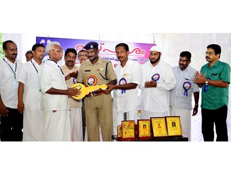 സ്പര്‍ശം ചാരിറ്റബിള്‍ ട്രസ്റ്റ് നിര്‍മ്മാണം പൂര്‍ത്തീകരിച്ച വീടിന്റെ താക്കോല്‍ കൈമാറി