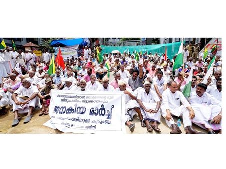 കാഞ്ഞിരത്തിനാല്‍ ഭൂമിപ്രശ്‌നം: ജനകീയമാര്‍ച്ച് സമരം നടക്കുന്ന കല്ക്‌ട്രേറ്റ് പടിക്കലെത്തി