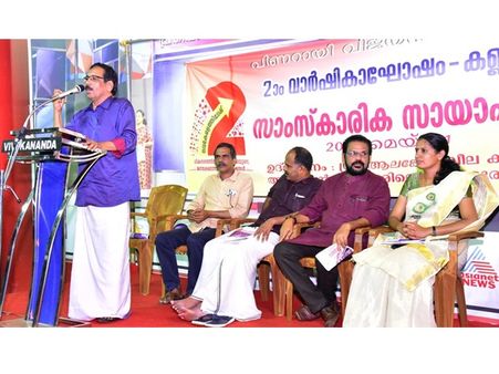 സെല്‍ഫിയില്‍ നിന്ന് ഫാസിസത്തിലേക്ക് അധികം ദൂരമില്ല: ആലങ്കോട് ലീലാ കൃഷ്ണന്‍