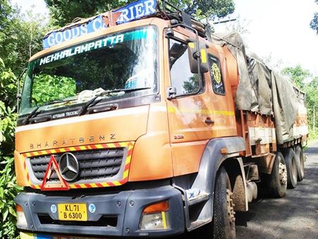 നികുതി വെട്ടിച്ച് കടക്കാന്‍ ശ്രമിക്കുന്നതിനിടെ ലോറികള്‍ കുടുങ്ങി: ലോറിയില്‍ കടത്തിയത് കളിമണ്ണ്!