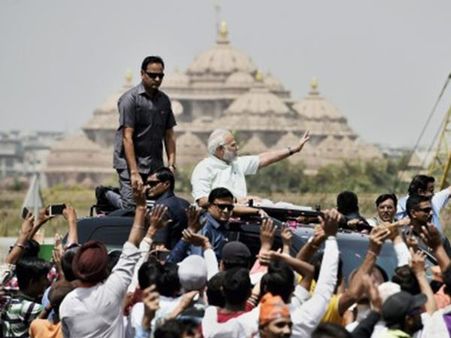 ദളിത് വികസനത്തെ കോണ്‍ഗ്രസ് പരിഹസിക്കുന്നു: ആഞ്ഞടിച്ച് മോദി, ദളിതുകള്‍ക്ക് കുന്നോളം പദ്ധതികള്‍!!