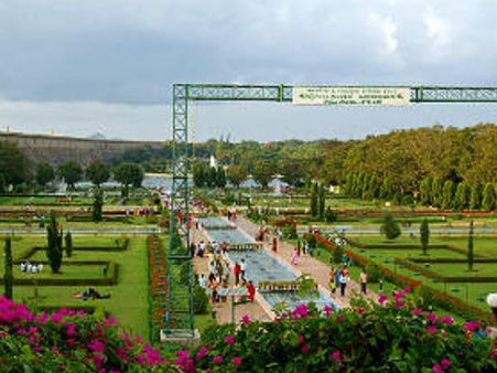 മൈസൂർ വൃന്ദാവൻ ഗാർഡൻസിൽ മരം കടപുഴകി വീണ് മലയാളികളടക്കം മൂന്നുപേർ മരിച്ചു; വലിയ ഐസ് കട്ടകൾ...