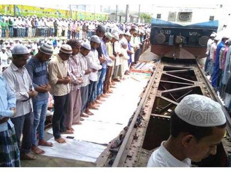 ട്രെയിൻ തടഞ്ഞ് ജുമുഅ നമസ്‌കാരം! നീറ്റ് പരീക്ഷ എഴുതാനാവാതെ വിദ്യാർത്ഥികൾ! കള്ള പ്രചാരണം കൊഴുക്കുന്നു