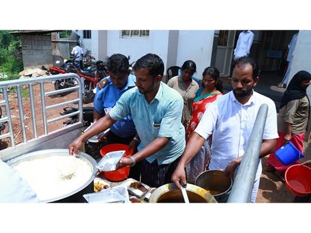 നീറ്റ് പരീക്ഷക്കെത്തിയ കുട്ടികള്‍ക്കും രക്ഷിതാക്കള്‍ക്കും മഅ്ദിന്‍ അക്കാദമിയുടെ ഭക്ഷണ വിതരണം