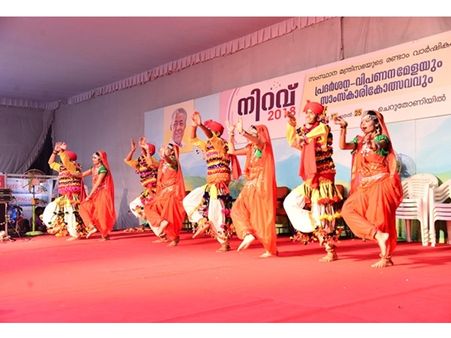 നൃത്തവേദിയില്‍ വിസ്മയം തീര്‍ത്ത് 30 തോളം കലാകാരന്‍മാര്‍: വേദിയില്‍ അണിനിരന്നത് മധ്യപ്രദേശിന്റെയും കര്‍ണ്ണാടകയുടെയും തനത് നൃത്ത രൂപങ്ങള്‍