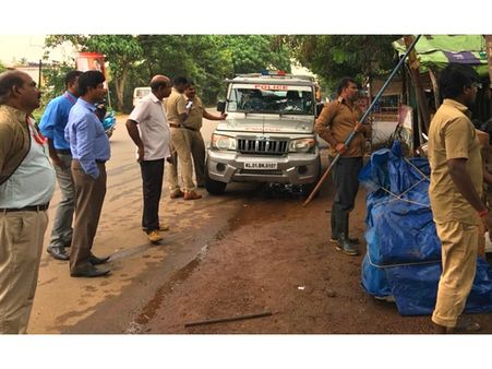 സീപോര്‍ട്ട് എയര്‍പോര്‍ട്ട് റോഡില്‍ പെട്ടിക്കടകള്‍ പൊളിച്ചുനീക്കി