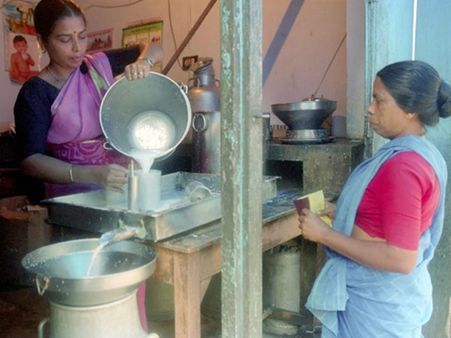 നിപ്പാ വൈറസ് ബാധയേറ്റ് മരിച്ചയാളുടെ ബന്ധുവിനെ പാലളക്കാന്‍ അനുവദിച്ചില്ലെന്ന്