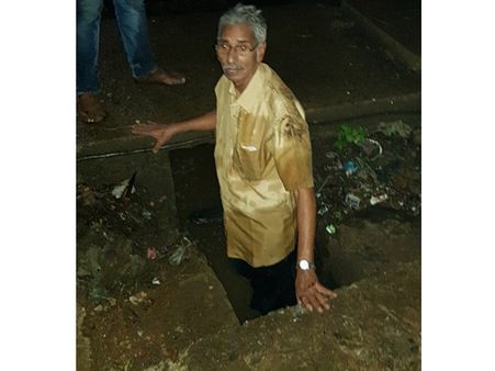 നഗരത്തിൽ ചതിക്കുഴികൾ: ഫുട്പാത്തിലെ കോൺക്രീറ്റ് സ്ളാബ്പൊട്ടി ഡ്രയിനേജിൽ വീണ് വൃദ്ധന് പരുക്ക്
