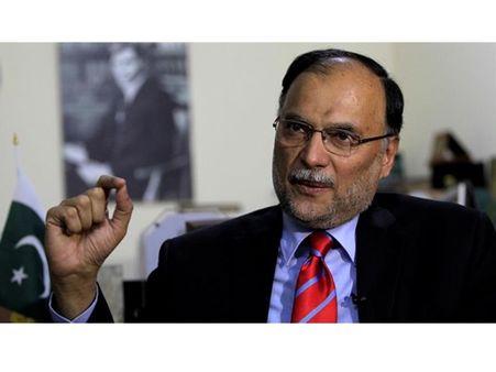 പാക് ആഭ്യന്തര മന്ത്രിക്കു നേരെ വധശ്രമം, വെടിവയ്പ്പില്‍ തലനാരിഴയ്ക്ക് രക്ഷപ്പെട്ടു