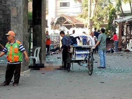 ഇന്തോനേഷ്യയിലെ ക്രിസ്ത്യൻ പള്ളികളിൽ സ്ഫോടന പരമ്പര; 9 പേർ കൊല്ലപ്പെട്ടു, രക്തക്കളമായി ദേവാലയങ്ങൾ