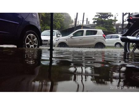 വേനൽമഴ ശക്തം, കാനകള്‍ നിറഞ്ഞു.. ഇടുക്കിയിൽ വെള്ളപ്പൊക്കം.. ഹൈറേഞ്ചും ലോറേഞ്ചും വെള്ളത്തിനടിയിൽ!!