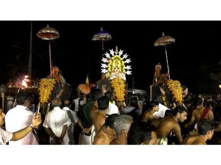 ഹൈറേഞ്ചിന്റെ മണ്ണില്‍ കുടമാറ്റം പൂരം കാണാനെത്തിയത് പതിനായിരങ്ങള്‍