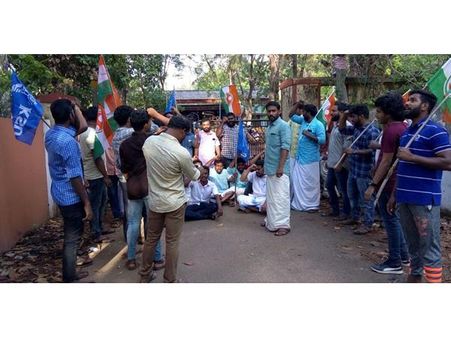 കേരളം തലതാഴ്ത്തിയ'തീയേറ്റര്‍' പീഡനം: വ്യാപക പ്രതിഷേധം, യൂത്ത് കോണ്‍ഗ്രസ് മാര്‍ച്ച് സ്റ്റേഷനിലേക്ക്!