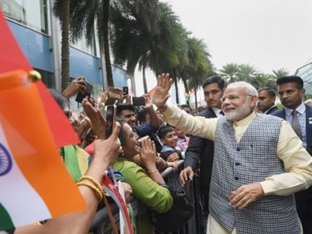 മലേഷ്യയിൽ ഇറങ്ങി, പ്രധാനമന്ത്രിയെ അഭിനന്ദിച്ചു.. നരേന്ദ്രമോദി സിംഗപ്പൂരിലെത്തി.. വമ്പൻ സ്വീകരണം