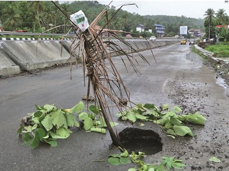 തുരങ്കമുഖത്ത് ഭീഷണിയായി പാറകള്‍; നടപടിയില്ല റോഡില്‍ വന്‍ ഗര്‍ത്തവും ഒന്നും ശരിയാകാതെ വടക്കുംഞ്ചേരി-മണ്ണുത്തി ദേശീയ പാത