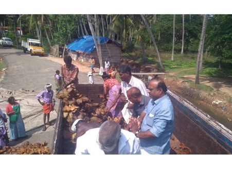 തമിഴ്നാട്ടിലേക്ക് കൊണ്ടുപോയ പച്ചത്തൊണ്ട് തൊഴിലാളികള് തടഞ്ഞു