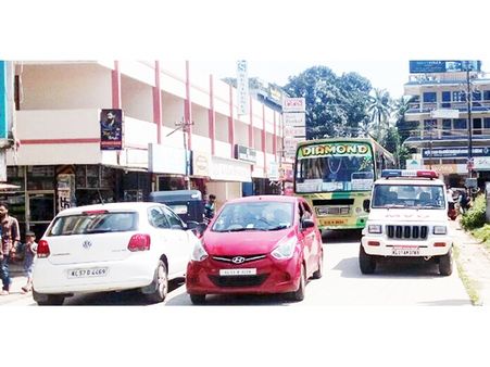 നിയമപാലകര്‍ക്ക് എന്തുമാവാം; ആര്‍ടിഒ വാഹനം ഗതാഗതതടസം സൃഷ്ടിച്ച് പാര്‍ക്ക് ചെയ്തത് മണിക്കൂറുകളോളം