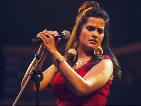 സൂഫി സംഗീതത്തിന് ചുവടുവെച്ചു.. ഗായികയ്ക്ക് നേരെ സൂഫി സംഘടനയുടെ കൊലവിളി!