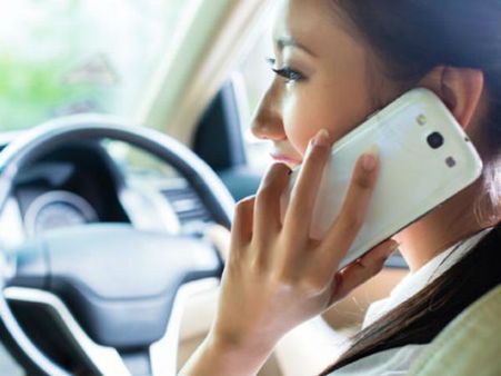 മൊബൈൽ ഫോണിൽ സംസാരിച്ച് വാഹനം ഓടിച്ചാൽ കേസെടുക്കരുത്! വകുപ്പില്ലെന്ന് ഹൈക്കോടതി...