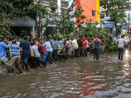 ബെംഗളൂരുവില്‍ കനത്ത കാറ്റും മഴയും തുടരുന്നു.. ജാഗ്രതാ നിര്‍ദ്ദേശം