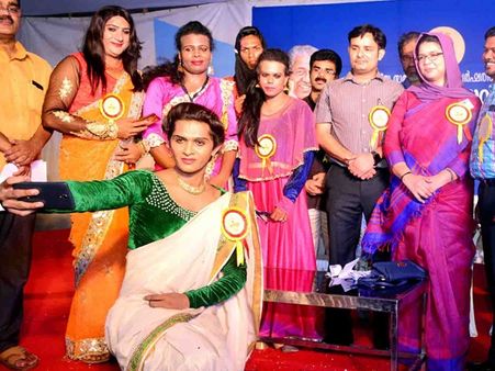 ട്രാന്‍സ്‌ജെന്‍ഡറുകള്‍ക്ക് പ്രത്യേക തിരിച്ചറിയല്‍ കാര്‍ഡുകള്‍വിതരണംചെയ്തു