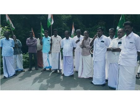 റോഡിന്‍റെ അറ്റകുറ്റപണികള്‍ പാതിവഴിയില്‍ ഉപേക്ഷിച്ചു; യുഡിഎഫ് പ്രതിഷേധിച്ചു