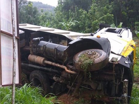 മുക്കത്തിനടുത്ത് മുത്തേരിയില്‍ ടിപ്പര്‍ ലോറിയും ബസ്സും കൂട്ടിയിടിച്ച്‌ മറിഞ്ഞു : പതിനാലുകാരനായ വിദ്യാര്‍ത്ഥി മരിച്ചു