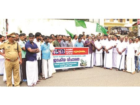 പോലീസ്- സിപിഎം അവിശുദ്ധ കൂട്ടുകെട്ടിനെതിരെ യൂത്ത്‌ലീഗ് പോലീസ് സ്റ്റേഷനുകള്‍ ഉപരോധിച്ചു