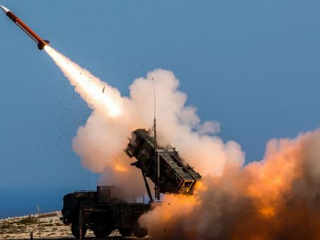 സൗദിയിലേക്ക് ചീറിയടുത്ത് വന്‍ നാശം; മൂന്ന് പേര്‍ കൊല്ലപ്പെട്ടു, ശക്തമായ തിരിച്ചടിക്കൊരുങ്ങി സൈന്യം