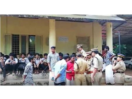 കോട്ടയത്ത് ഒപ്പിടാതെ പ്ലസ്ടു സര്‍ട്ടിഫിക്കറ്റ്: പ്രിന്‍സിപ്പലിനെ വിദ്യാര്‍ത്ഥികള്‍ തടഞ്ഞുവെച്ചു