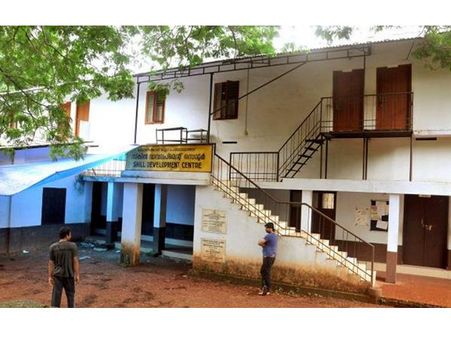 സ്‌കില്‍ ഡെവലപ്‌മെന്റ് സെന്ററിന്റെ ബോര്‍ഡ് പിഴുതുമാറ്റി: വെറുതെ വിടില്ലെന്ന് ജില്ലാ പഞ്ചായത്ത്
