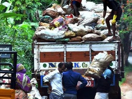 ഇനി കുറച്ചുനാള്‍ വൃത്തിയായിരിക്കും; കലക്റ്ററേറ്റും പരിസരവും ശുചീകരിച്ചു