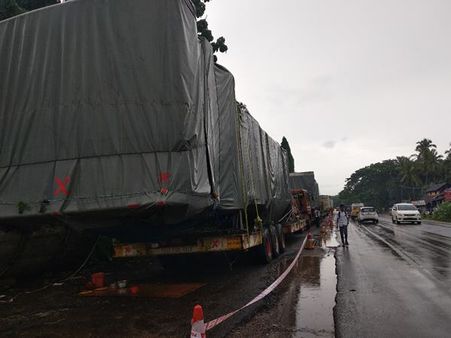 മാഹി വഴി കടന്നു പോകാൻ അനുമതി ലഭിച്ചില്ല: എയര്‍പോര്‍ട്ടിലേക്കുള്ള കണ്ടെയ്നറുകള്‍ അഴിയൂരില്‍ കുടുങ്ങി