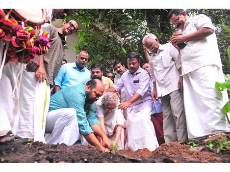 ജൈവ ജീവിതം: പതിനായിരം കറിവേപ്പില തൈകള്‍ നടാനുള്ള സിപിഎം പദ്ധതിക്ക് തുടക്കമായി