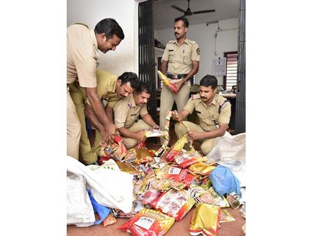 നിരോധിത ലഹരി വസ്തുക്കള്‍ പിടികൂടി; 4 പേര്‍ അറ്റസ്റ്റില്‍; പരിശോധന കര്‍ശനമാക്കാന്‍ നിര്‍ദ്ദേശം