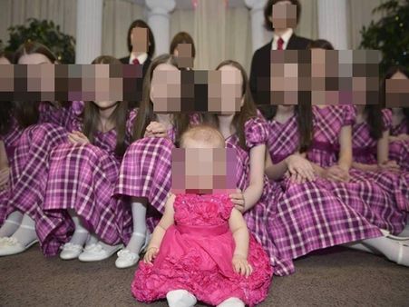 സ്വന്തം ചോരയിൽ പിറന്ന 13 മക്കളെ ചങ്ങലക്കിട്ട മാതാപിതാക്കൾ; പുറത്ത് വരുന്നത് ഞെട്ടിക്കുന്ന പീഡനകഥകൾ