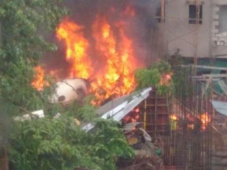 ചാര്‍ട്ടേഡ് വിമാനം ജനവാസ മേഖലയില്‍ തകര്‍ന്നുവീണു; അഞ്ച് മരണം!! മരിച്ചവരില്‍ കാല്‍നട യാത്രക്കാരനും