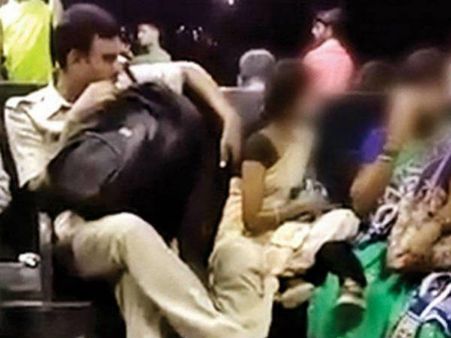 യാത്രക്കാരിയുടെ പിന്‍ഭാഗം തടവി പോലീസുകാരന്‍; കാമക്കണ്ണില്‍ പൊന്നീച്ച പാറിയ അടി!! വീഡിയോ പുറത്ത്