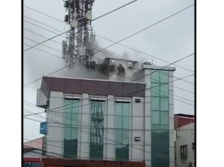 സീപോര്‍ട് എയര്‍പോര്‍ട് റോഡില്‍ ടിവി സെന്ററില്‍ മൊബൈല്‍ ടവറില്‍ തീപിടുത്തം